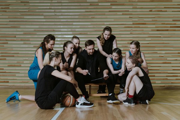 Quelles méthodes de relaxation sont conseillées pour les basketteurs avant une compétition importante ?