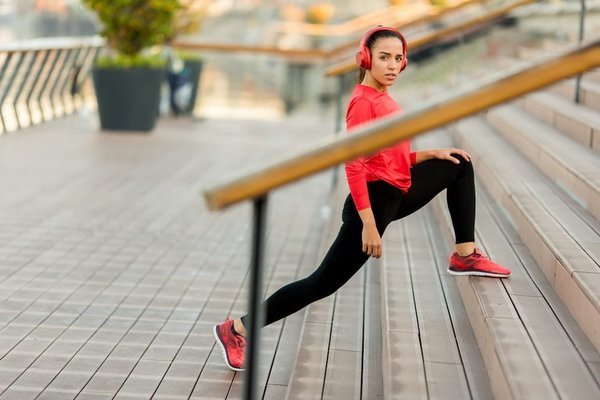 Quels sont les exercices de musculation les plus adaptés pour le renforcement des épaules des lanceurs de javelot?